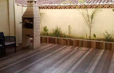 Imagem: A casa possui 2 Dormitórios, 2 Banheiros, 2 Vagas na garagem