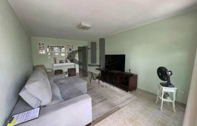 Imagem: A casa possui 3 Dormitórios, 2 Banheiros, 3 Vagas na garagem