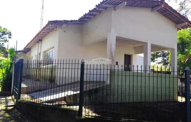 Imagem: A casa possui 2 Dormitórios, 2 Banheiros, 3 Vagas na garagem