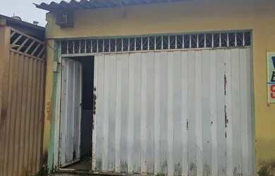 Imagem: A casa possui 3 Dormitórios, 1 Banheiro, 2 Vagas na garagem