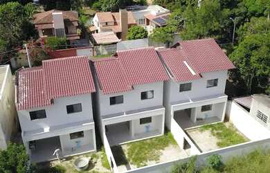 Imagem: A casa possui 3 Dormitórios, 2 Banheiros, 2 Vagas na garagem