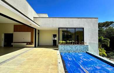 Imagem: A casa em condomínio possui 4 Dormitórios, 5 Banheiros, 4