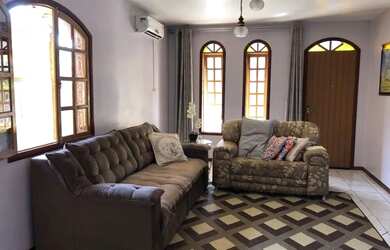 Imagem: A casa possui 4 Dormitórios, 2 Banheiros, 1 Vaga na garagem