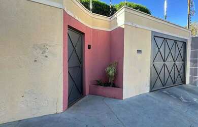 Imagem: A casa possui 3 Dormitórios, 3 Banheiros, 4 Vagas na garagem