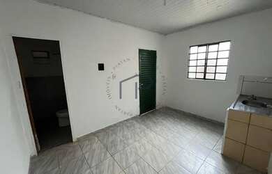 Imagem: A casa possui 1 Dormitório, 1 Banheiro, 1 Vaga na garagem