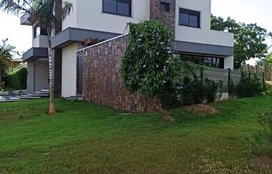 Imagem: A casa em condomínio possui 4 Dormitórios, 4 Banheiros, 2