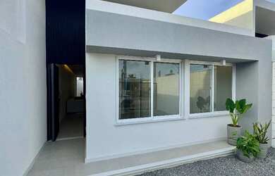 Imagem: A casa possui 3 Dormitórios, 2 Banheiros, 2 Vagas na garagem