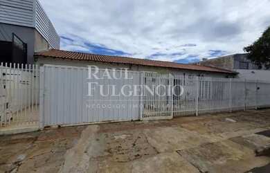 Imagem: A casa possui 3 Dormitórios, 1 Banheiro, 2 Vagas na garagem