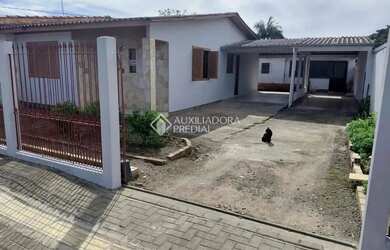 Imagem: A casa possui 3 Dormitórios, 2 Banheiros, 2 Vagas na garagem