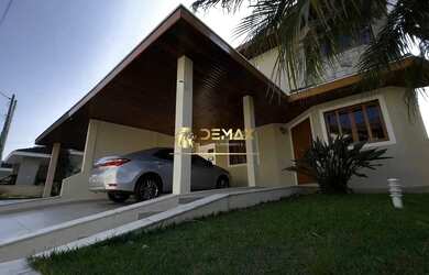 Imagem: A casa possui 3 Dormitórios, 4 Banheiros, 2 Vagas na garagem