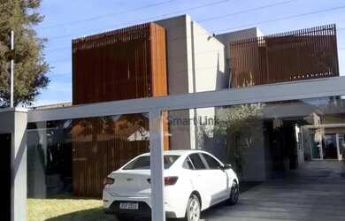 Imagem: A casa possui 4 Dormitórios, 4 Banheiros, 2 Vagas na garagem