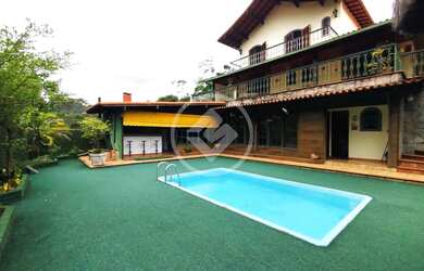 Imagem: A casa possui 4 Dormitórios, 2 Banheiros, 4 Vagas na garagem