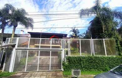 Imagem: A casa possui 4 Dormitórios, 3 Banheiros, 4 Vagas na garagem