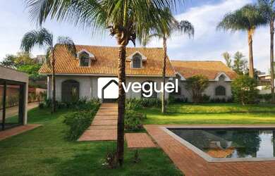 Imagem: A casa em condomínio possui 4 Dormitórios, 5 Banheiros, 5