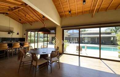 Imagem: A casa em condomínio possui 5 Dormitórios, 5 Banheiros, 5