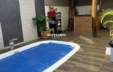 Imagem: A casa possui 3 Dormitórios, 2 Banheiros, 2 Vagas na garagem