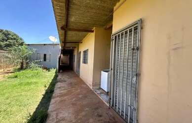 Imagem: A casa possui 1 Dormitório, 1 Banheiro e 1 Vaga na garagem