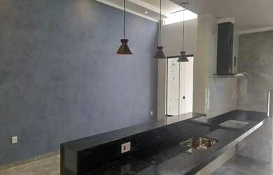 Imagem: A casa possui 3 Dormitórios, 2 Banheiros, 4 Vagas na garagem