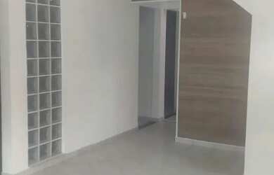 Imagem: A casa possui 3 Dormitórios, 1 Banheiro, 2 Vagas na garagem