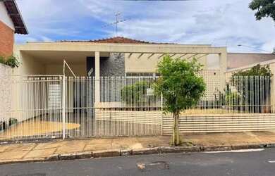 Imagem: A casa possui 2 Dormitórios, 2 Banheiros, 2 Vagas na garagem