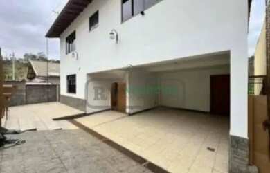 Imagem: A casa possui 4 Dormitórios, 4 Banheiros, 2 Vagas na garagem