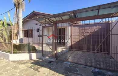 Imagem: A casa possui 3 Dormitórios, 2 Banheiros, 5 Vagas na garagem