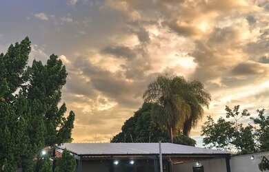 Imagem: A casa possui 1 Dormitório e 2 Banheiros e está localizado