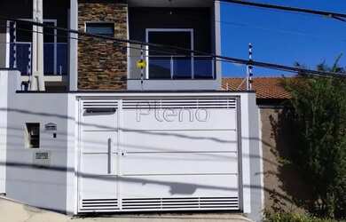 Imagem: A casa possui 3 Dormitórios, 2 Banheiros, 3 Vagas na garagem