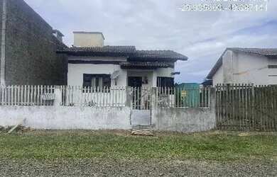 Imagem: A casa à venda possui 2 Dormitórios, 1 Banheiro, 1 Vaga na