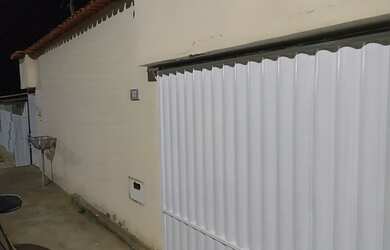 Imagem: A casa possui 2 Dormitórios, 1 Banheiro, 2 Vagas na garagem