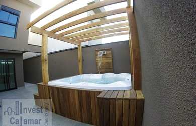 Imagem: A casa possui 3 Dormitórios, 4 Banheiros, 3 Vagas na garagem