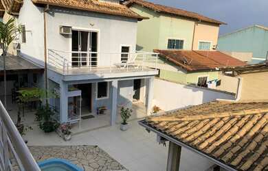 Imagem: A casa possui 3 Dormitórios, 3 Banheiros, 2 Vagas na garagem