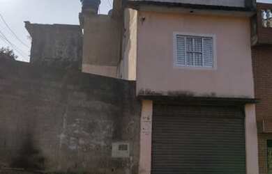 Imagem: A casa possui 3 Dormitórios, 2 Banheiros, 3 Vagas na garagem