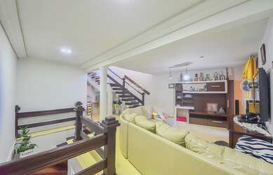 Imagem: A casa possui 5 Dormitórios, 3 Banheiros, 4 Vagas na garagem