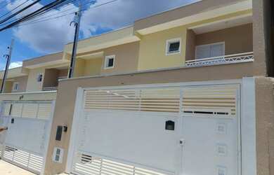 Imagem: A casa possui 2 Dormitórios, 3 Banheiros, 2 Vagas na garagem