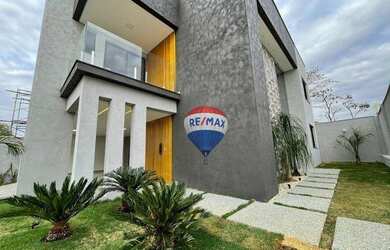 Imagem: A casa possui 3 Dormitórios, 3 Banheiros, 4 Vagas na garagem