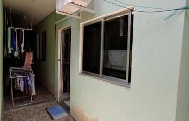 Imagem: A casa possui 2 Dormitórios, 1 Banheiro, 2 Vagas na garagem