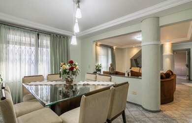 Imagem: A casa possui 5 Dormitórios, 5 Banheiros, 3 Vagas na garagem