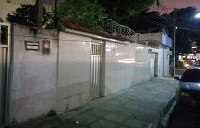 Imagem: A casa possui 3 Dormitórios, 2 Banheiros, 3 Vagas na garagem