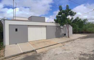 Imagem: A casa possui 3 Dormitórios, 2 Banheiros, 3 Vagas na garagem