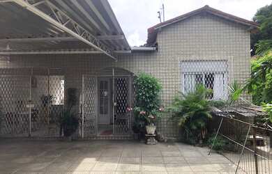 Imagem: A casa possui 4 Dormitórios, 3 Banheiros, 4 Vagas na garagem