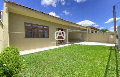 Imagem: A casa possui 3 Dormitórios, 2 Banheiros, 5 Vagas na garagem