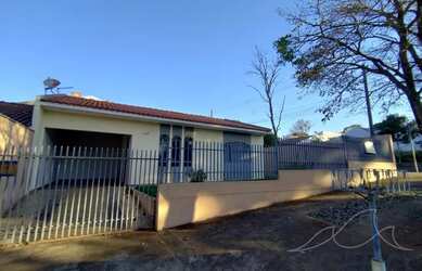 Imagem: A casa possui 2 Dormitórios, 1 Banheiro, 2 Vagas na garagem