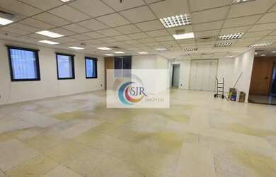 Imagem: O depósito possui 4 Vagas na garagem e 206m² de Área e está