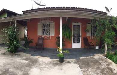 Imagem: A casa possui 2 Dormitórios, 2 Vagas na garagem e está localizado