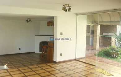 Imagem: A casa possui 4 Dormitórios, 5 Banheiros, 3 Vagas na garagem