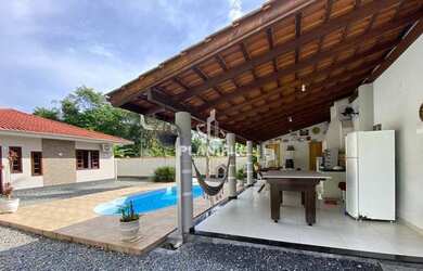 Imagem: A casa possui 3 Dormitórios, 2 Banheiros, 2 Vagas na garagem