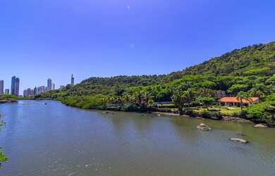 Imagem: O terreno possui 2.300m² de Área e está localizado em Centro