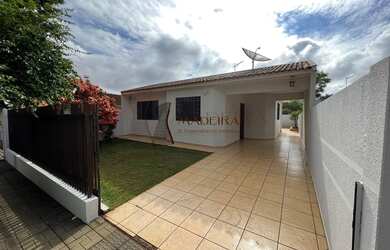 Imagem: A casa possui 2 Dormitórios, 2 Banheiros, 3 Vagas na garagem