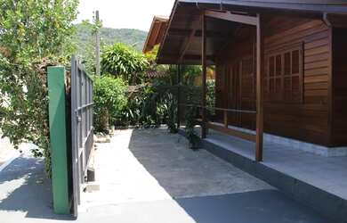 Imagem: A casa possui 3 Dormitórios, 2 Banheiros, 3 Vagas na garagem